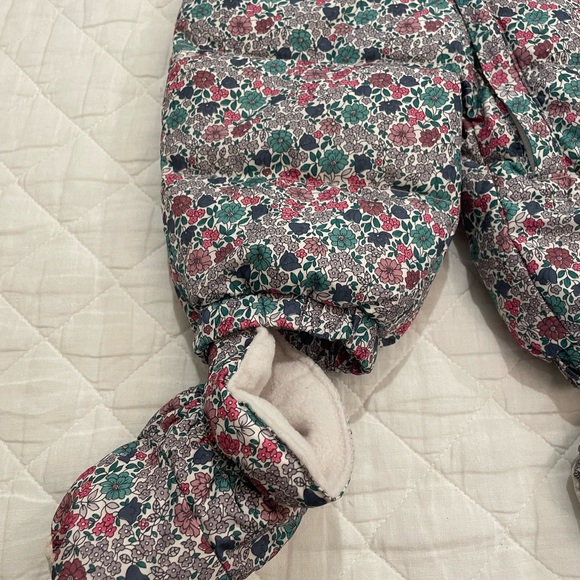 6-12M babyGap floral snowsuit with detachable gloves and booties - Picture 4 of 4